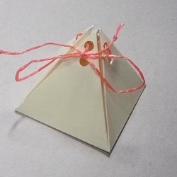 Geschenkschachtel-in-Pyramidenform-fertig