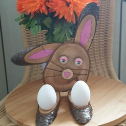 Holzscheiben-Osterhase-mit Eierhalter-fertig-bemalt