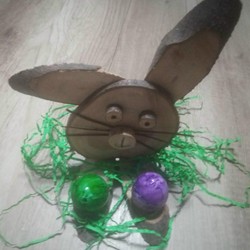 Holzscheiben-Osterhase-mit Eierhalter-fertig